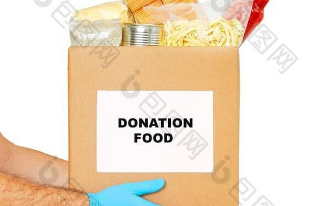 捐款箱。运送食物。志愿者食物帮助。送货员戴着医用手套，手上拿着一盒白色背景的食物