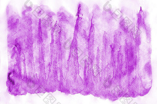 水彩画背景是明亮的紫色颜料的对比斑点。用水彩颜料在白纸上画的抽象图像。风景艺术抽象