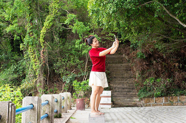 旅行者泰国女人智能手机自拍照片视图点奎希风景优美的区域汕头小镇汕头城市潮州