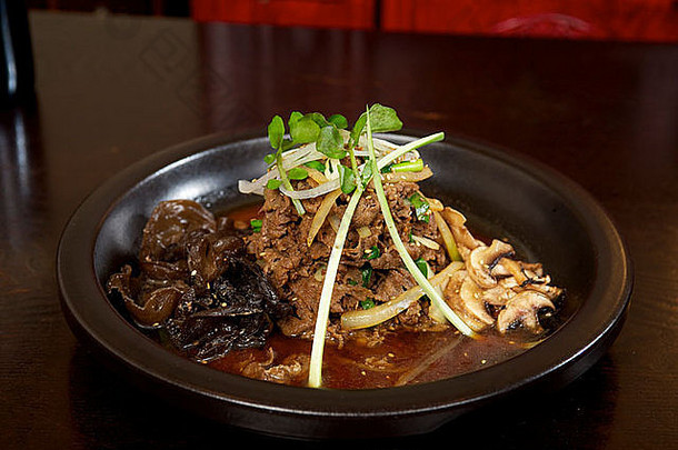 韩国牛肉配蘑菇和面条。