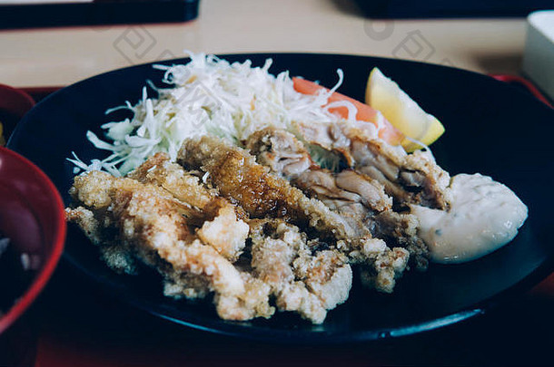 日本风格菜炸鸡沙拉味噌汤复古的过滤器赶时髦的人程式化的效果