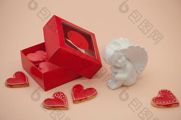 饼干红色的心形状的礼物盒子天使情人节一天