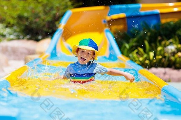 孩子们水幻灯片阿卡公园孩子们有趣的水幻灯片家庭夏天假期热带度假胜地娱乐公园湿操场上