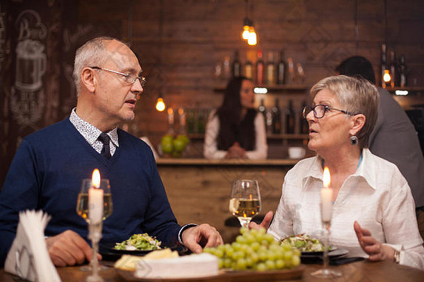 两位60多岁的老朋友在晚餐时聊起了最近的事情。