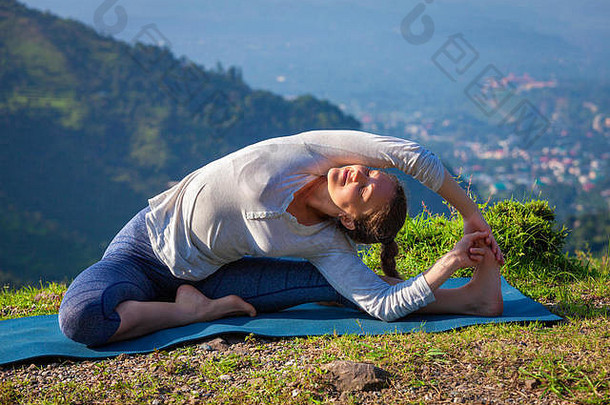 年轻的运动型修身女士做瑜伽体式