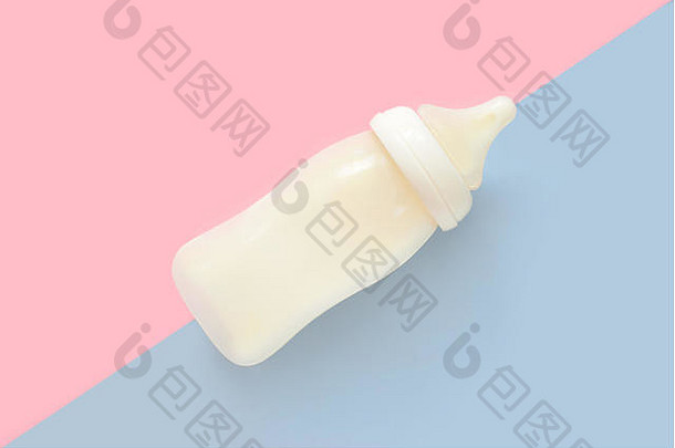 粉色和蓝色粉彩背景上的新生儿奶瓶。妇幼保健概念。女孩或男孩。顶视图。