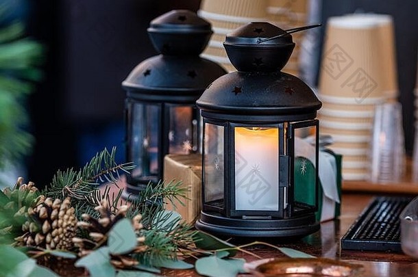 拉脱维亚里加的圣诞市场上，桌上摆着发光的蜡烛灯和圣诞装饰品-图片