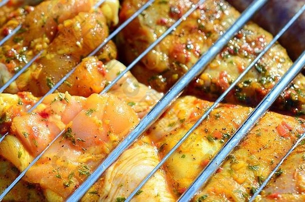 花园烤架上美味的鸡腿。将腌好的鸡腿放在热烤架上。户外周末聚会或野餐的好零食