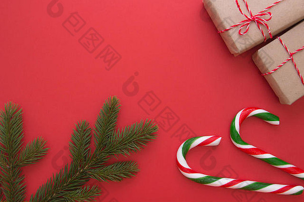 圣诞节背景圣诞节礼物冷杉树枝糖果拐杖前视图平躺复制空间文本