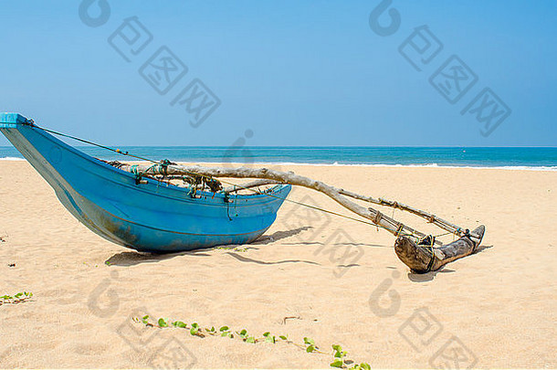 斯里兰卡有棕榈树和船只的热带海滩