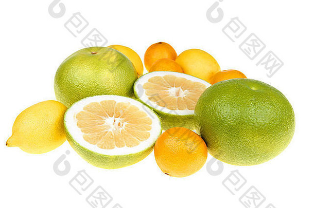 白色背景上的大绿葡萄柚、柠檬和柑橘特写