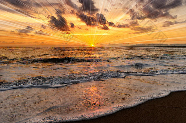 海洋日落太阳射线明亮基斯金橙色海景破裂太阳梁温柔的波滚动海岸