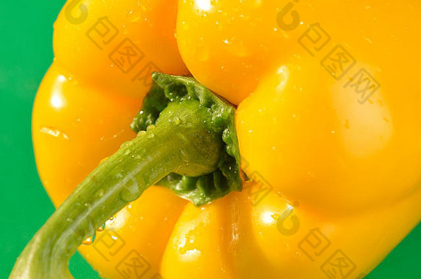 绿色砧板上的黄色甜椒-符合食品卫生要求的正确颜色板