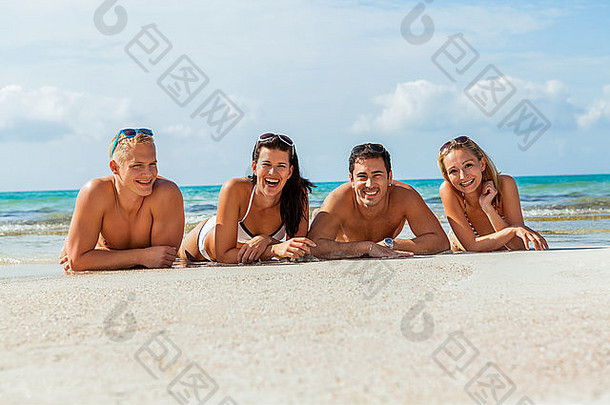 年轻的快乐朋友有趣的海滩夏天假期