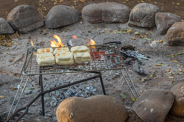 传统的南非洲炒屁股烤三明治煮熟的在户外开放火图像复制空间
