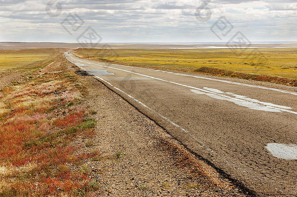 蒙古的赛恩山扎米林乌德沥青路，戈壁沙漠
