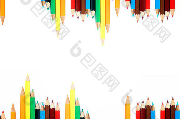 彩色铅笔分类的特写图片。