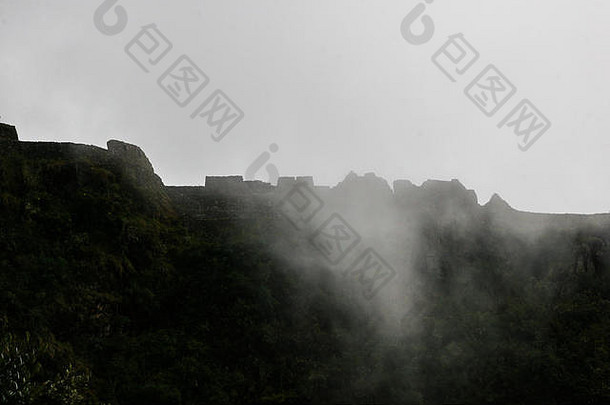 在通往马丘比丘的印加小径上，古老的废墟笼罩在迷雾中。秘鲁。没有人。