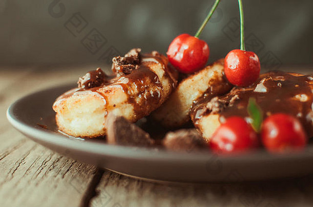 美食早餐凝乳煎饼奶酪蛋糕凝乳煎饼樱桃巧克力棕色（的）板有益健康的甜点木表格
