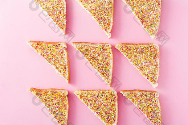 粉红色背景上的传统澳大利亚童话面包图案
