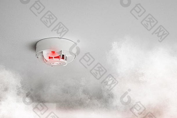 家中烟雾报警器或烟雾探测器的特写镜头浓烟滚滚