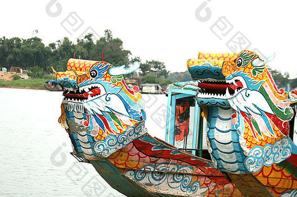 越南顺化香水河上的龙舟照片
