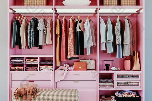 现代粉色衣柜，衣架挂在扶手上，步入式衣柜设计室内，3d渲染
