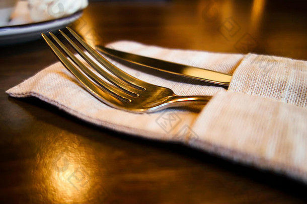 餐桌上放着亚麻餐巾里的刀叉。