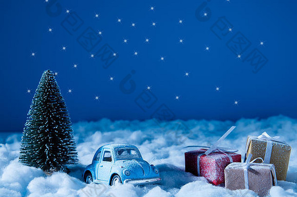 圣诞横幅照片小蓝汽车站在雪地路上大型问候礼品盒常青树新年奇迹夜午夜之星