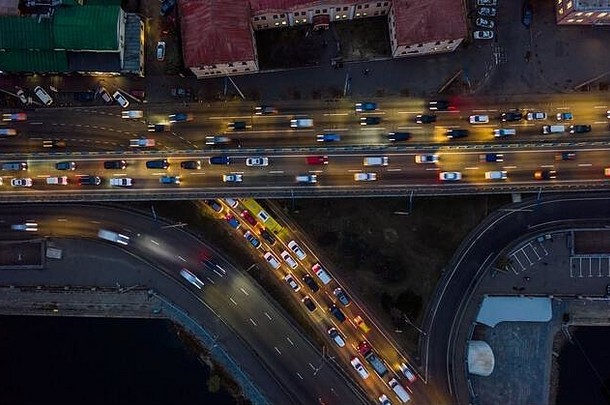 上升的无人机镜头展示了壮观的高架公路、桥梁和交通