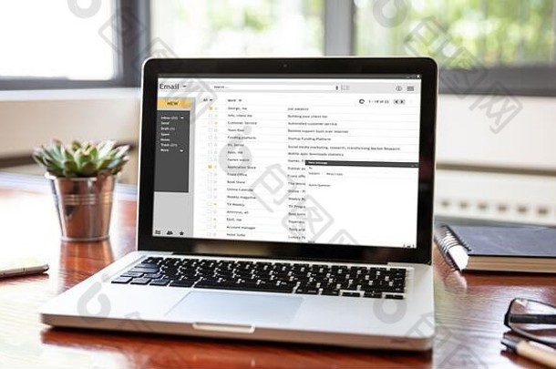 电脑笔记本电脑屏幕上的电子邮件收件箱消息列表、办公桌、商务背景。电子邮件概念