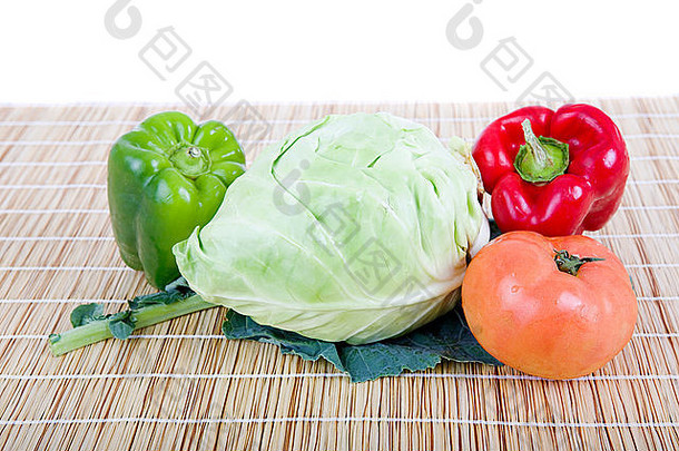 木桌上的新鲜蔬菜