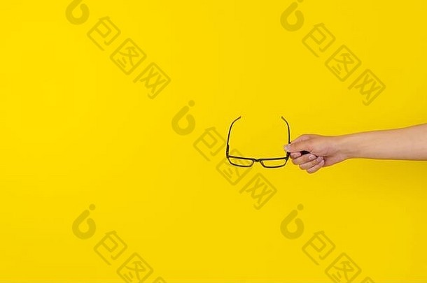 一款手持黑色眼镜，与五颜六色背景隔离，简约简约理念