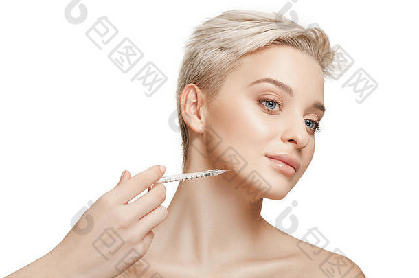 人嘴唇美容塑料手术美概念美丽的年轻的女人脸手注射器使注射