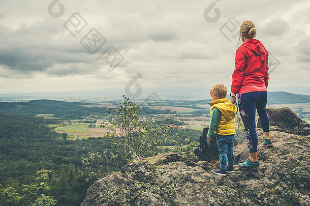 妈妈。男孩旅行山徒步旅行冒险孩子家庭旅行假期旅程孩子视图