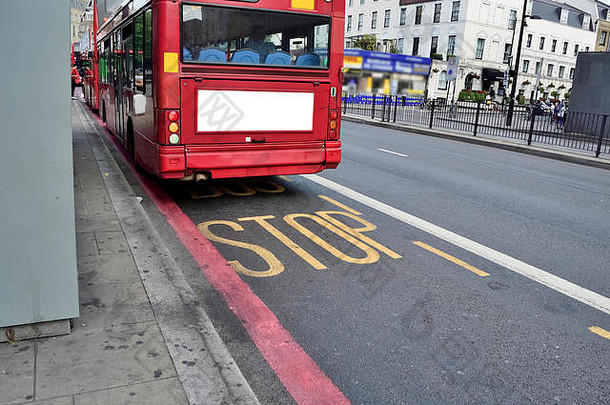 双层红色公共汽车在伦敦的公路上行驶