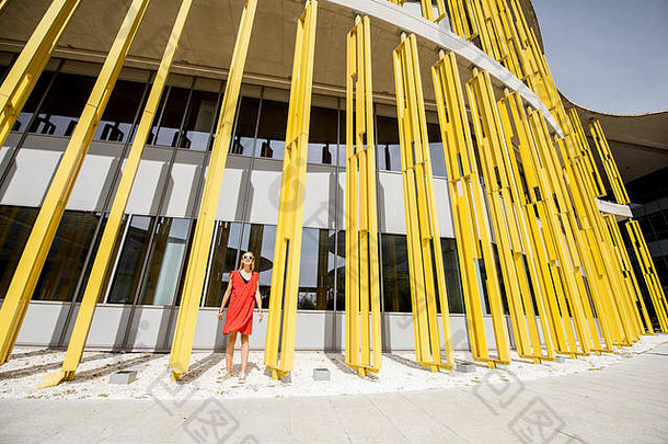 黄色建筑<strong>背景</strong>上的女人
