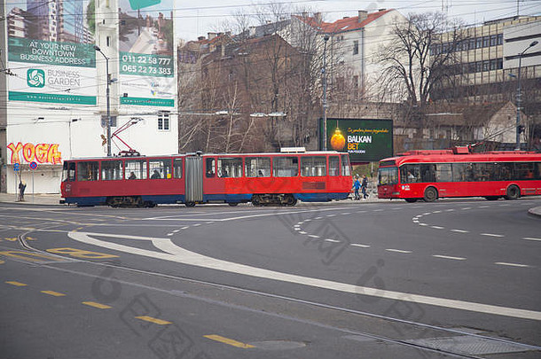 塞尔维亚贝尔格莱德Slija广场的旧红色塔特拉KT4有轨电车和白俄罗斯红色制造的Belkamumash ACSM-321大容量低地板无轨电车