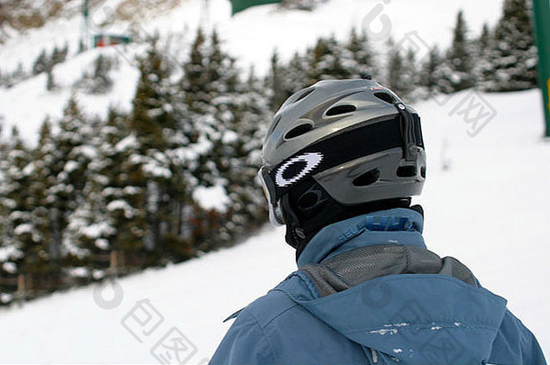 在加拿大落基山脉滑雪