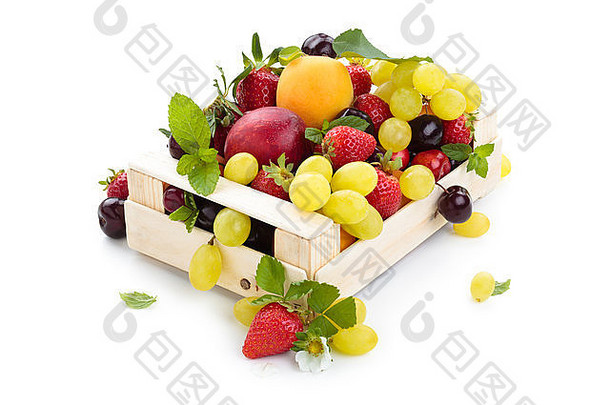 盒装各种水果和薄荷叶。