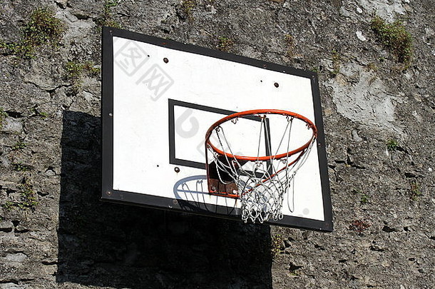 在城市里靠墙打篮球