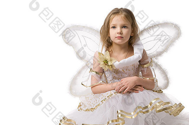 穿着带翅膀的精灵服装的美丽小女孩