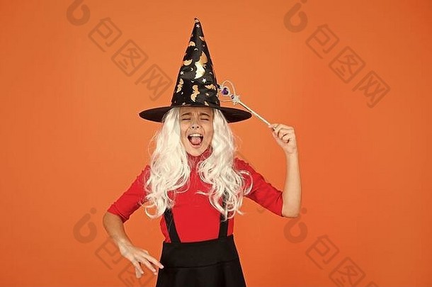 魔法咒语。穿着女巫服装的小孩。万圣节派对。戴着黑色女巫帽的小女孩。秋假。参加庆祝活动。魔法咒语。白发小女巫。魔杖法师。
