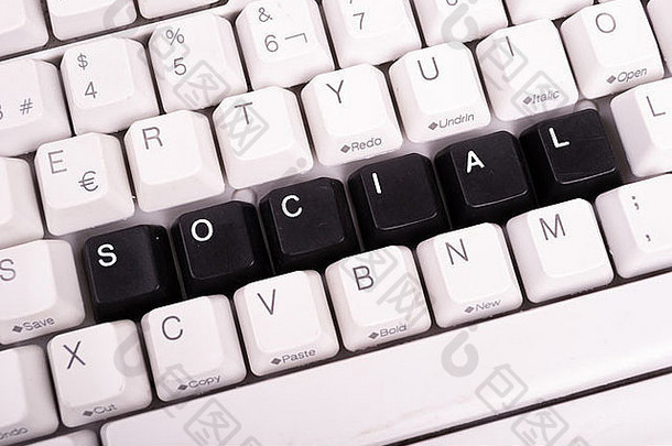 在电脑键盘上用黑键书写的Word Social。