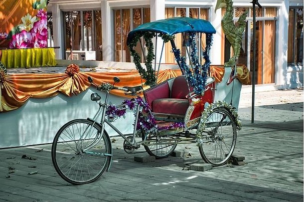 泰国科克雷特01.04。2020年：泰国风格<strong>复古</strong>三轮车或人力车在Koh Kret岛的街头市场上进行装饰和展示