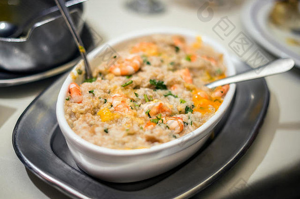 传统的葡萄牙语海鲜菜大米虾新鲜的蛋蛋黄前被称为醒醒吧Marisco