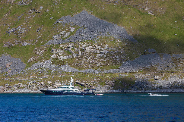 豪华北极超级游艇T6在挪威罗弗敦群岛乌塔克利夫附近的北极水域。