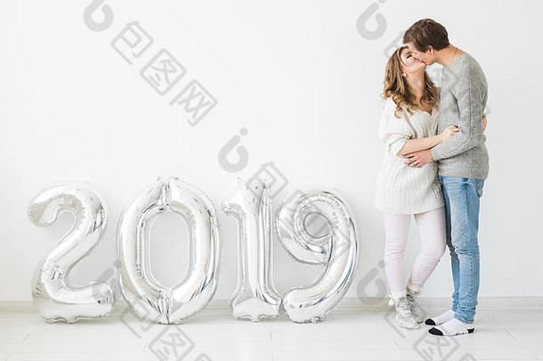 2019年新的一年即将到来——热爱概念的年轻男女，拥有银色数字