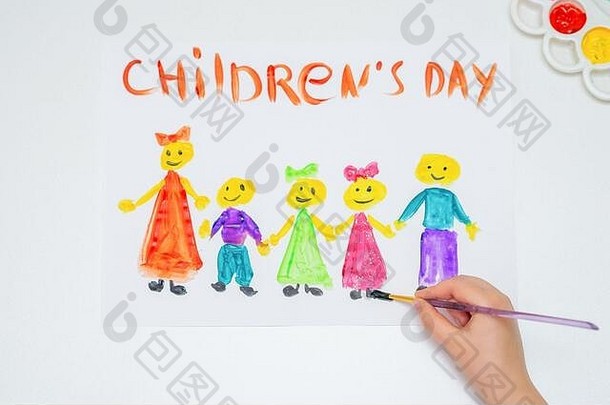 儿童手绘的俯视图用水彩笔在白纸上用“儿童节”字样画出五颜六色的儿童。