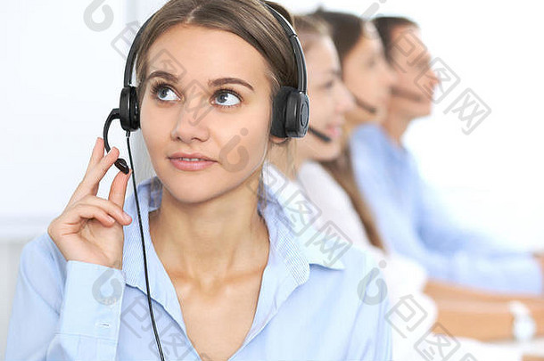 呼叫中心接线员戴着耳机咨询客户。电话营销或电话销售。客户服务与经营理念